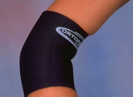 Cotoveleira em Neopreme - Ortopedia online SP Cotoveleira de neoprene Ortocenter, na cor preta, em fundo branco. A imagem mostra o produto esticado, destacando o material revestido e a costura.