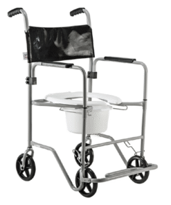 Cadeira de banho e sanitário BR Jaguaribe, na cor branca. A imagem mostra a estrutura de aço com pintura epóxi, o assento sanitário, o apoio de pés retrátil e os freios bilaterais.