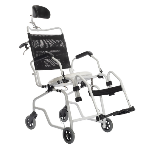 Cadeira de banho reclinável Jaguaribe, em alumínio. A imagem mostra a cadeira em uma das seis posições de reclínio, com o assento estofado e os apoios de braço e pés ajustáveis.