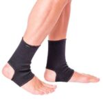 Par de tornozeleiras Kestal elásticas, na cor preta, em tecido de poliéster. A imagem mostra as duas tornozeleiras, destacando a compressão e o ajuste anatômico.