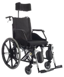 Cadeira de rodas reclinável Jaguaribe Fit, na cor cinza. A imagem mostra a cadeira com encosto parcialmente reclinado, destacando o apoio de cabeça removível e os apoios de pernas elevados.