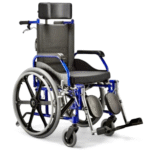 Cadeira de rodas reclinável Jaguaribe Fit, na cor cinza. A imagem mostra a cadeira com encosto parcialmente reclinado, destacando o apoio de cabeça removível e os apoios de pernas elevados.