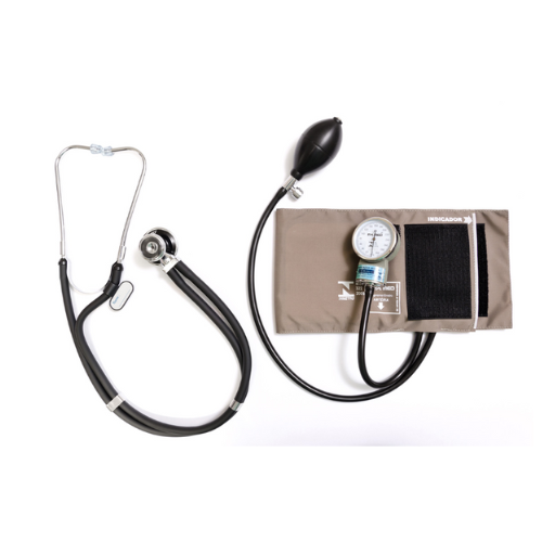 Conj. Ap. Pressão Art. Adulto Nylon Fecho de Contato + Estetoscópio Rappaport – P.A. MED cor cinza - Ortopedia Online SP Conjunto de aparelho de pressão arterial e estetoscópio Rappaport P.A. MED, mostrando o esfigmomanômetro com braçadeira de nylon e o estetoscópio com tubo duplo, dentro da bolsa de transporte.