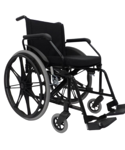 Cadeira de Rodas Jaguaribe Poty de aço dobrável, com capacidade para 150kg e pneus antifuro.