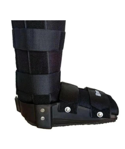 Bota imobilizadora Ortocenter Robocenter de cano curto na cor padrão (preta/cinza), com fechos de velcro e estrutura de suporte no tornozelo.