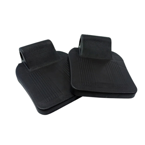 Apoio De Pé Pedal Para Cadeira De Rodas modelo 1009 Original Jaguaribe - Ortopedia Online SP Par de pedais pretos em polipropileno para cadeira de rodas Jaguaribe 1009, mostrando a base reforçada e o encaixe lateral.