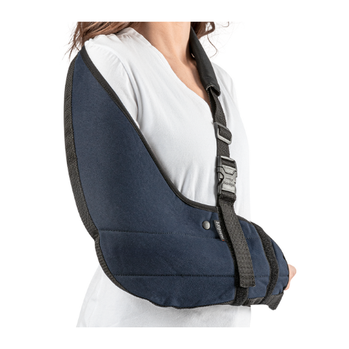 Tipoia Velpeau Standard - Ortopedia Online SP Tipoia Velpeau Standard Hidrolight, na cor preta, mostrando a bolsa para o braço e a alça que passa pelo pescoço, indicando ajuste e imobilização.