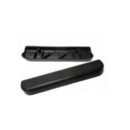 Braço da cadeira de rodas 1009 - Ortopedia Online SP Par de apoios de braço retos pretos para cadeira de rodas Jaguaribe 1009, mostrando o material de poliuretano e os furos de fixação.