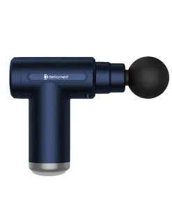 Mini Pistola Massageadora Dellamed azul marinho, com as 5 ponteiras diferentes dispostas ao lado, e o case de transporte aberto.
