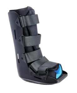 Bota Ortopédica Mova de cano longo, na cor preta, com fechos de cinta ajustáveis e design anatômico para imobilização da perna e pé.