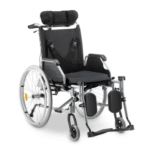 Cadeira de rodas Dellamed Tetra D700 em alumínio na cor cinza e preta, com encosto reclinável, apoio de cabeça e rodas anti-furo.
