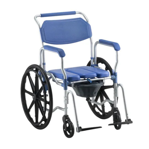 Cadeira de banho Dellamed D65 em alumínio, na cor cinza com detalhes azuis, com rodas grandes, assento vazado retrátil e comadre.