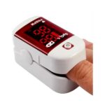 Oxímetro de pulso Dellamed nas cores cinza e vermelho, com tela LED mostrando uma leitura, acompanhado de capa de silicone e cordão.