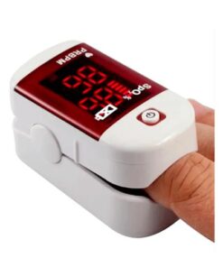 Oxímetro de pulso Dellamed nas cores cinza e vermelho, com tela LED mostrando uma leitura, acompanhado de capa de silicone e cordão.