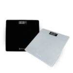 Balança digital Smart corporal Dellamed, na cor preta. A imagem mostra a balança com a tela em LED acesa exibindo a medição e os detalhes do vidro temperado.