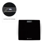 Balança digital Smart corporal Dellamed, na cor preta. A imagem mostra a balança com a tela em LED acesa exibindo a medição e os detalhes do vidro temperado.