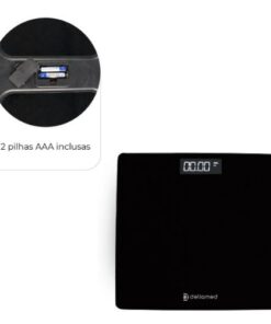 Balança digital Smart corporal Dellamed, na cor preta. A imagem mostra a balança com a tela em LED acesa exibindo a medição e os detalhes do vidro temperado.