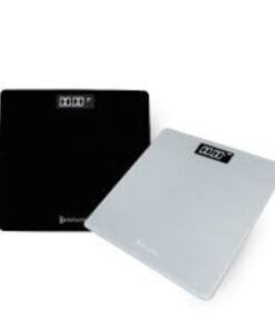 Balança digital Smart corporal Dellamed, na cor preta. A imagem mostra a balança com a tela em LED acesa exibindo a medição e os detalhes do vidro temperado.