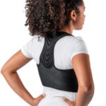 Corretor postural boost Hidrolight, na cor preta, em fundo branco. A imagem mostra o corretor visto de costas, com as tiras ajustáveis e o design discreto.