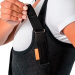 Corretor postural boost Hidrolight, na cor preta, em fundo branco. A imagem mostra o corretor visto de costas, com as tiras ajustáveis e o design discreto.