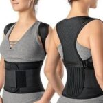 Corretor postural ergonômico Hidrolight unissex, na cor preta. A imagem mostra o corretor nas costas de um usuário, destacando as tiras ajustáveis nos ombros e a estrutura em neoprene.