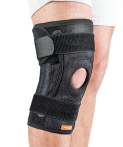 Joelheira Relieve ajustável Hidrolight, na cor preta, em fundo branco. A imagem mostra a joelheira aberta, com os fechos aderentes, as hastes flexíveis e o orifício para a patela.