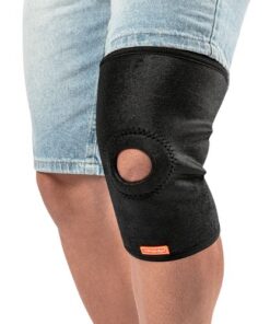 oelheira Hidrolight cano curto, na cor preta, com reforço patelar. A imagem mostra a joelheira esticada, destacando o orifício para a patela e o comprimento mais curto do produto.