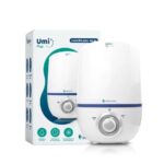 Umidificador de ar ultrassônico Umi Pop Dellamed, na cor branca, em fundo neutro. A imagem mostra o umidificador ligado, com a névoa visível saindo pela parte superior.