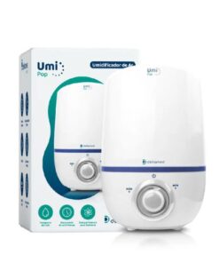 Umidificador de ar ultrassônico Umi Pop Dellamed, na cor branca, em fundo neutro. A imagem mostra o umidificador ligado, com a névoa visível saindo pela parte superior.