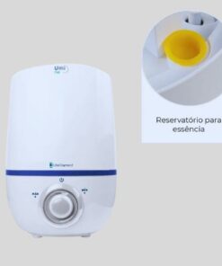 Umidificador de ar ultrassônico Umi Pop Dellamed, na cor branca, em fundo neutro. A imagem mostra o umidificador ligado, com a névoa visível saindo pela parte superior.